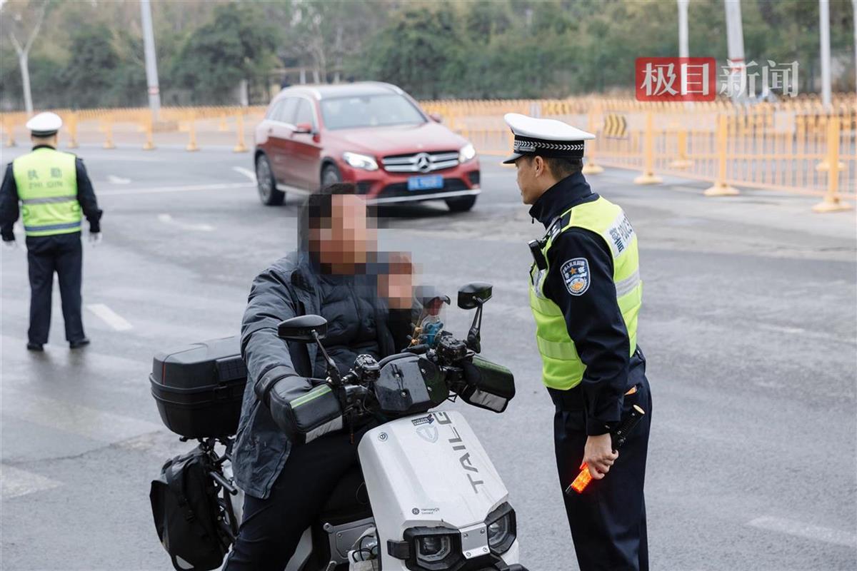 多重引导，武汉江岸交警确保“1公里路”安全--湖北省公安厅