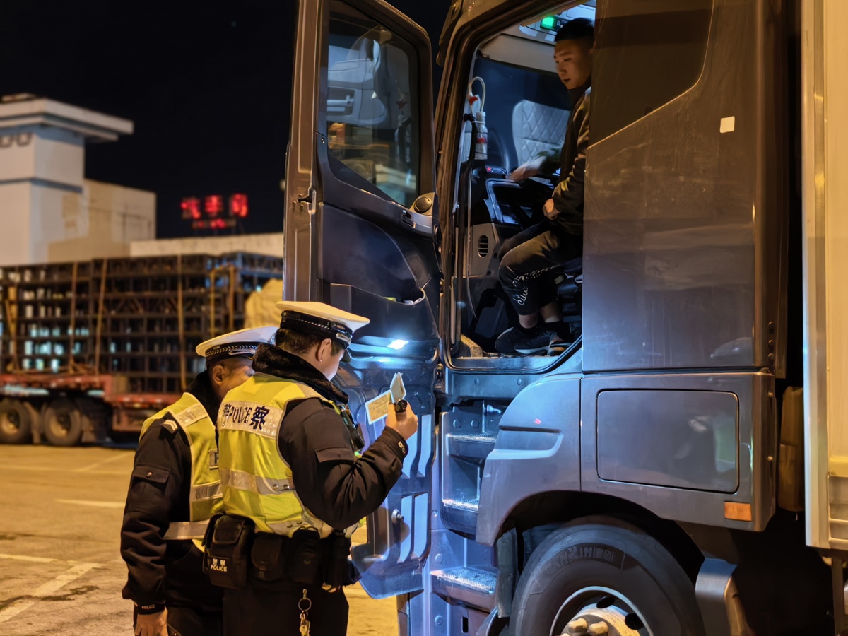 01厅交管总队高警二支队民警在福银高速小池服务区对途径大货车进行检查,并做安全提醒.jpg