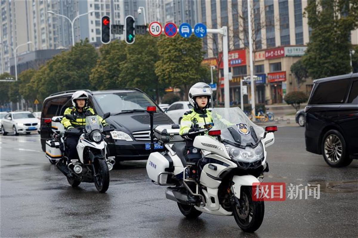 武汉江岸交警队有一名最美女骑警