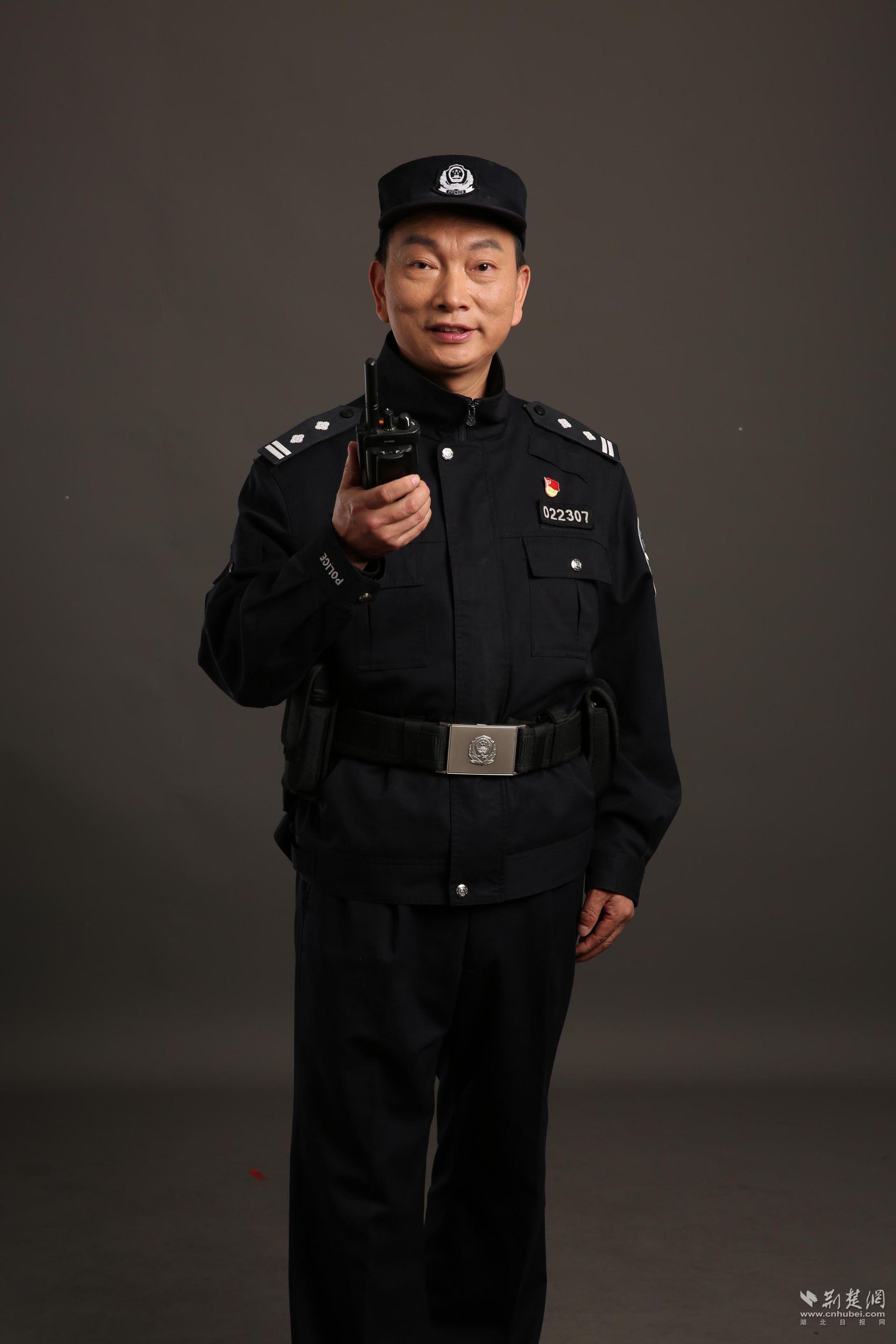 从军绿到藏蓝湖北最美警察张文昌辞去副所长扎根社区当民警
